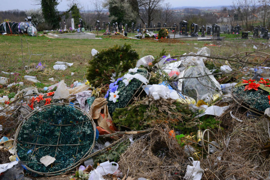 Барајево: Отпадом затрпали гробље 