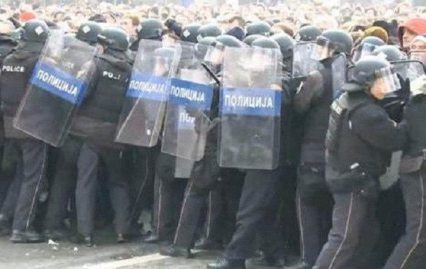 Протест испред зграде македонске владе