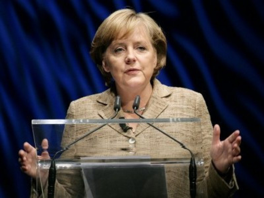 Merkel: Ne plaše me Putinovi avioni 