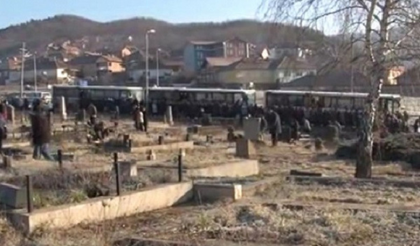 Срби обишли гробље у Јужној Митровици