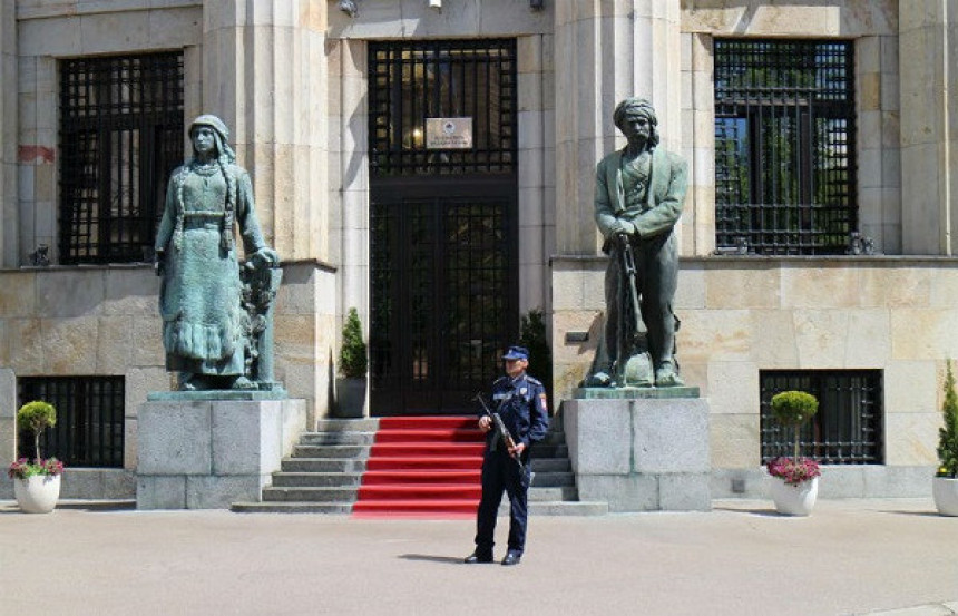 Policija sa dugim cijevima čuva Palatu predsjednika Republike Srpske
