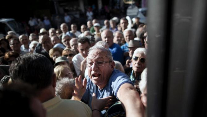 Grčka: Penzioneri se tukli pred bankama