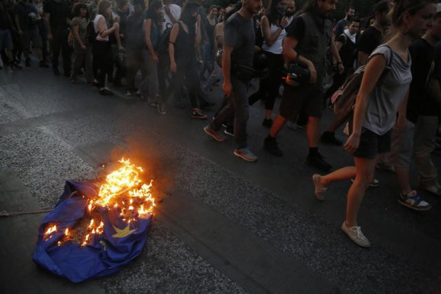 Grčka na nogama: Spaljena zastava EU
