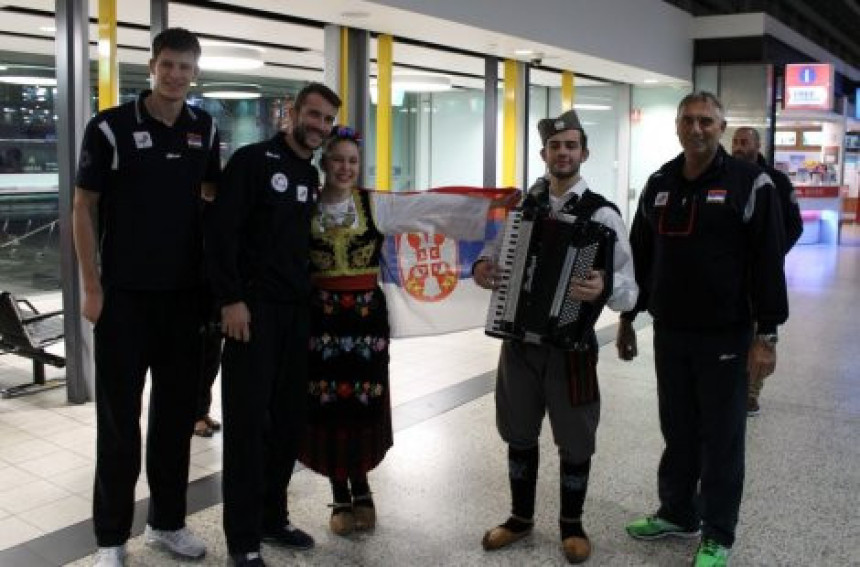SL: Srbe u Australiji dočekali Srbi, harmonika, pjesma...