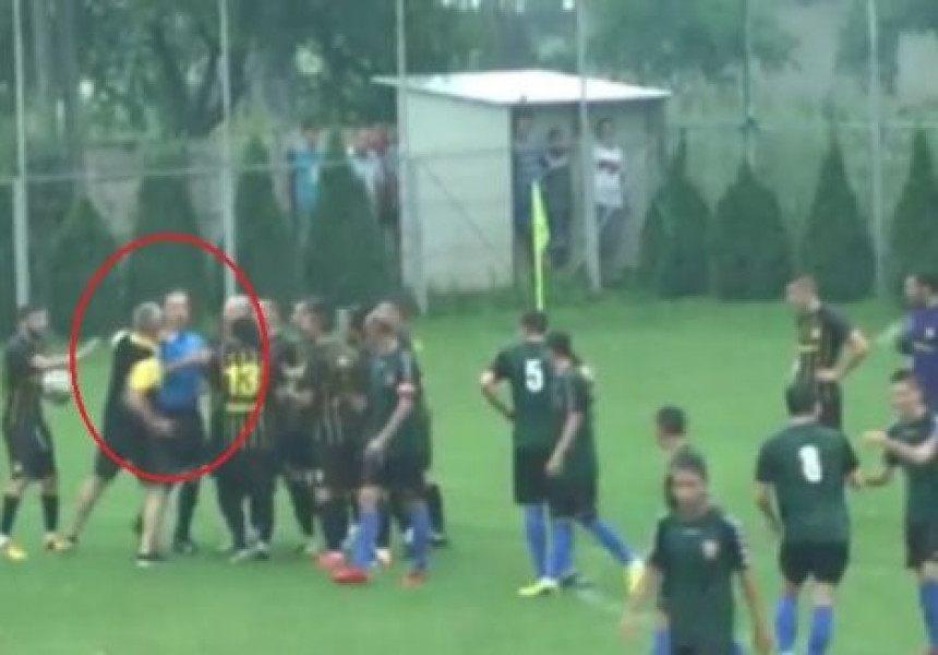 Видео: Румунски тренер нокаутирао фудбалског судију!