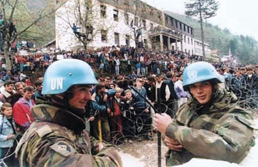 Гардијан: Велике силе жртвовале Сребреницу