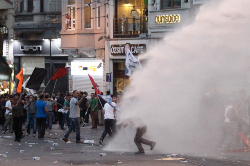 Нови сукоби у Турској, убијен полицајац