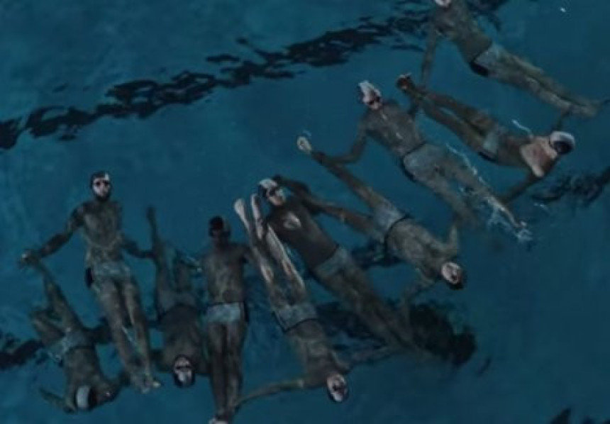 Ево како изгледа синхроно пливање пијаних мушкараца