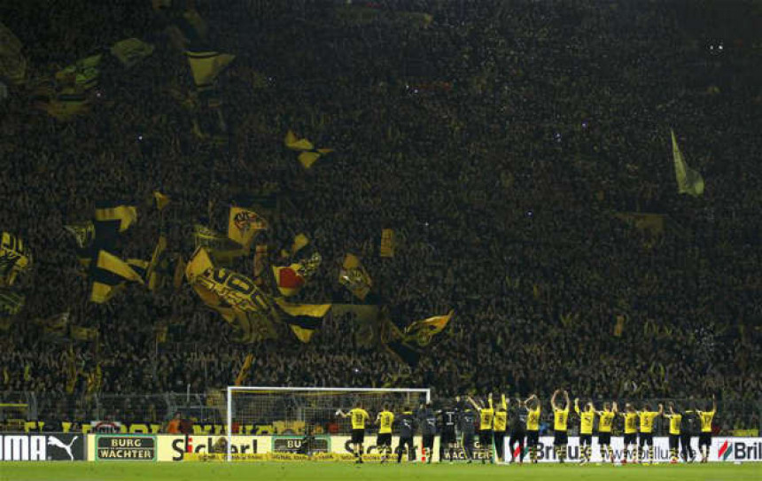 Poruka iz Dortmunda: Pusti internet, gledaj fudbal!