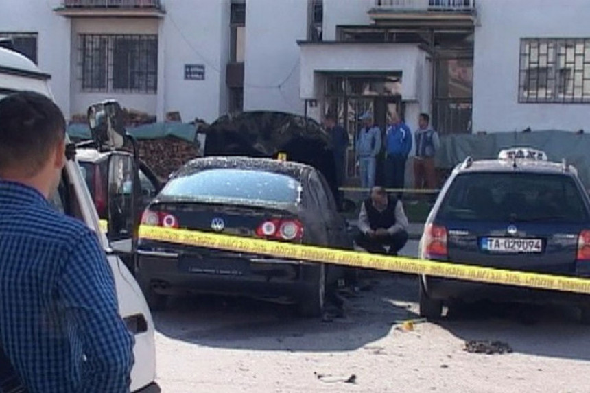 Експлозив под два возила у Братунцу