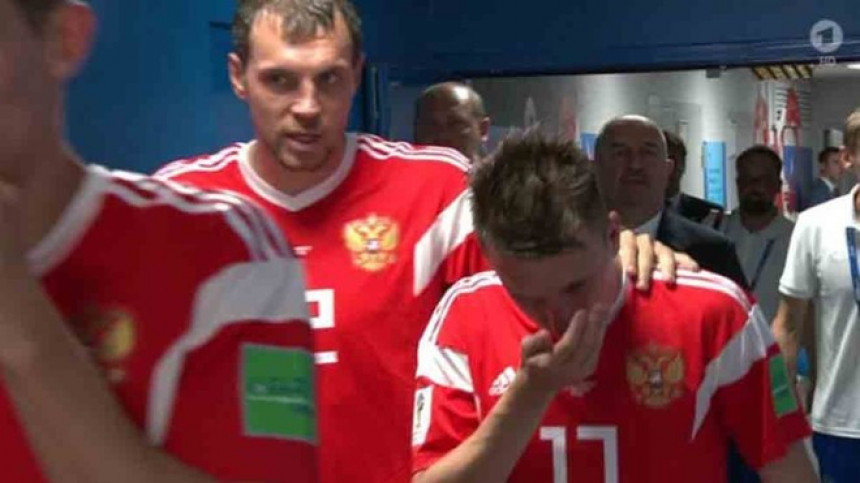 Руски фудбалери неће да носе "српски" дрес!