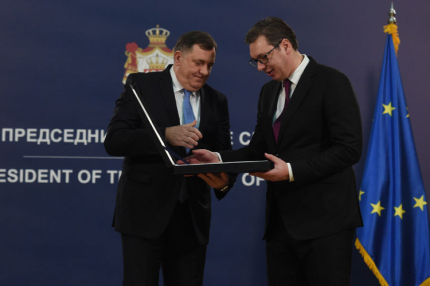Dodik u Beogradu odlikovao Vučića