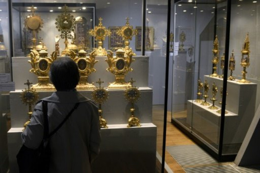 Круна са 1.800 драгуља украдена уз француског музеја