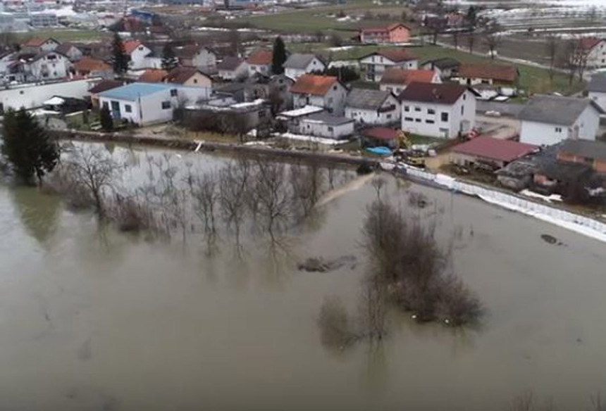 Карловац: Више кућа под водом