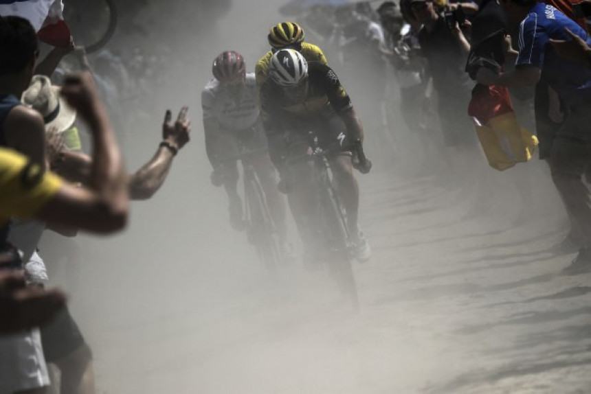 Тур д'Франс: Коцка изазвала хаос!