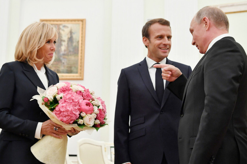 Макрон и Путин, а за Брижит цвијеће