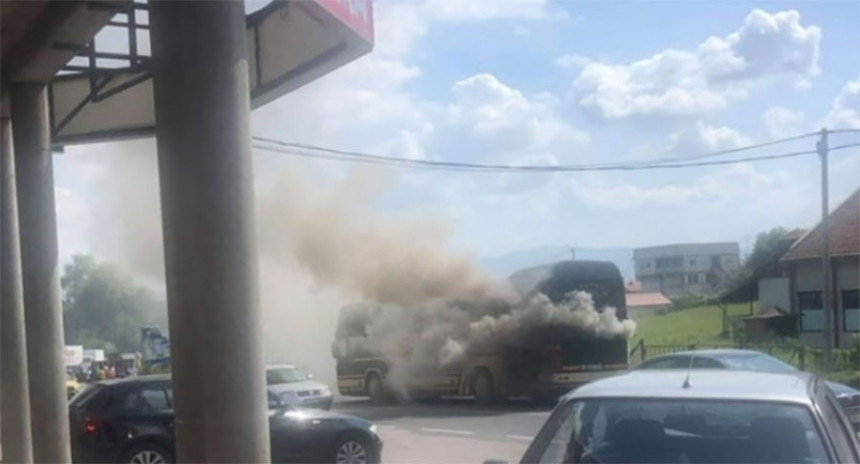 Tuzla: Zapalio se autobus, putnici na vrijeme izašli 