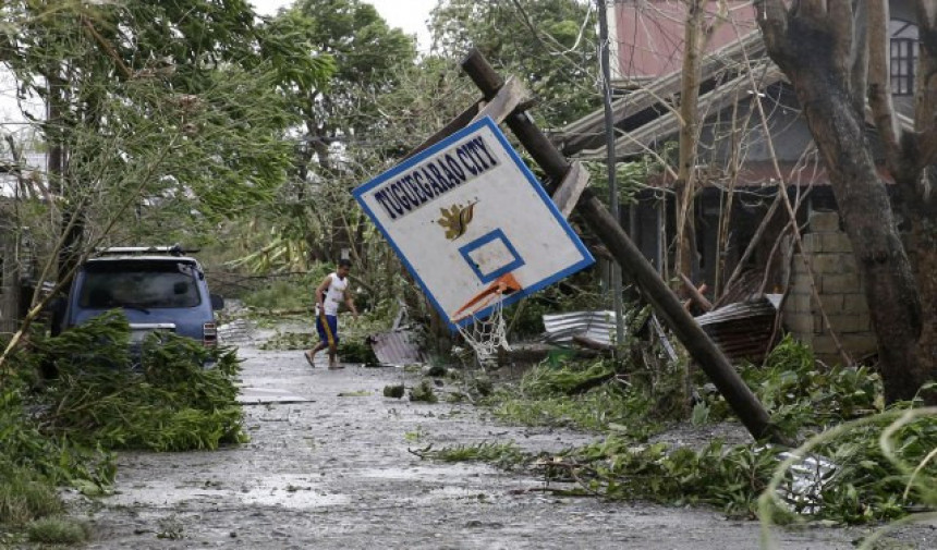 Тајфун "Мангкут" се не смирује