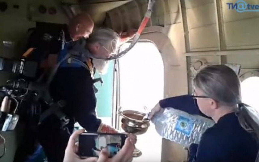 Protiv alkohola i bluda: Iz aviona osveštali grad
