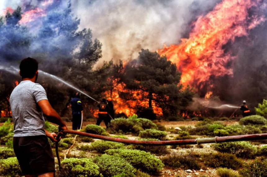 Ne jenjavaju požari u Grčkoj: Vatra u Lutrakiji 