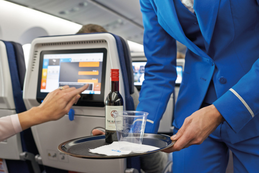 Putnici popili sav alkohol u avionu; pilot im čestitao