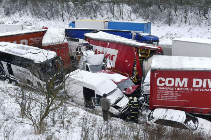 Снијег у Чешкој: Стотину несрећа