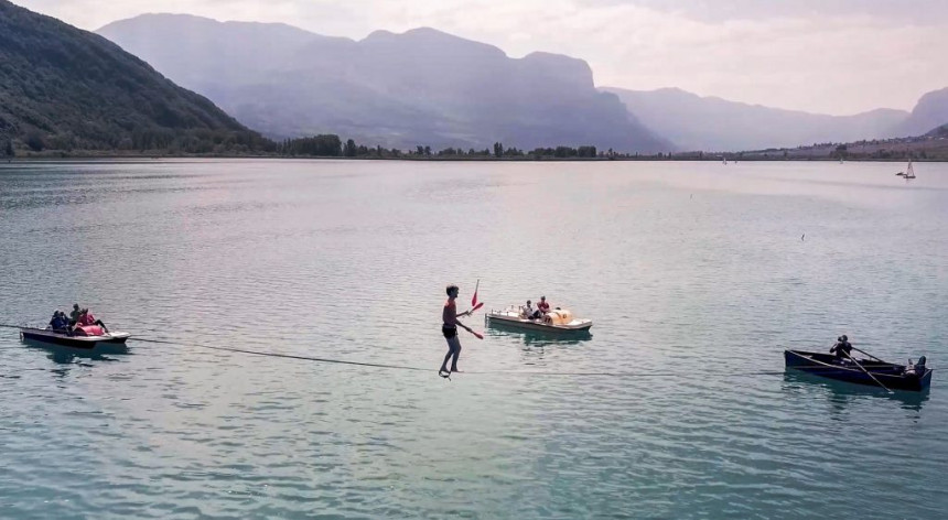 Оборен рекорд у најдужој шетњи преко жице над водом 