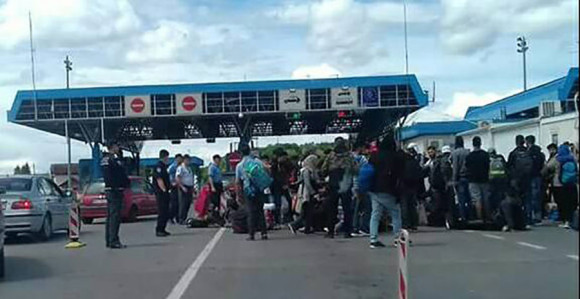 Migranti tijelima blokirali granicu