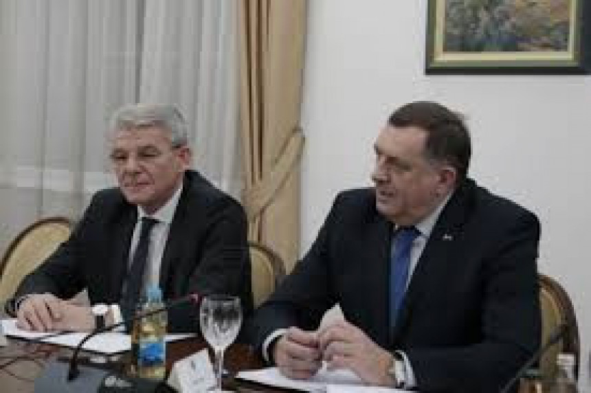 Licemjer sjedi sa Dzaferovićem, a poziva na bojkot