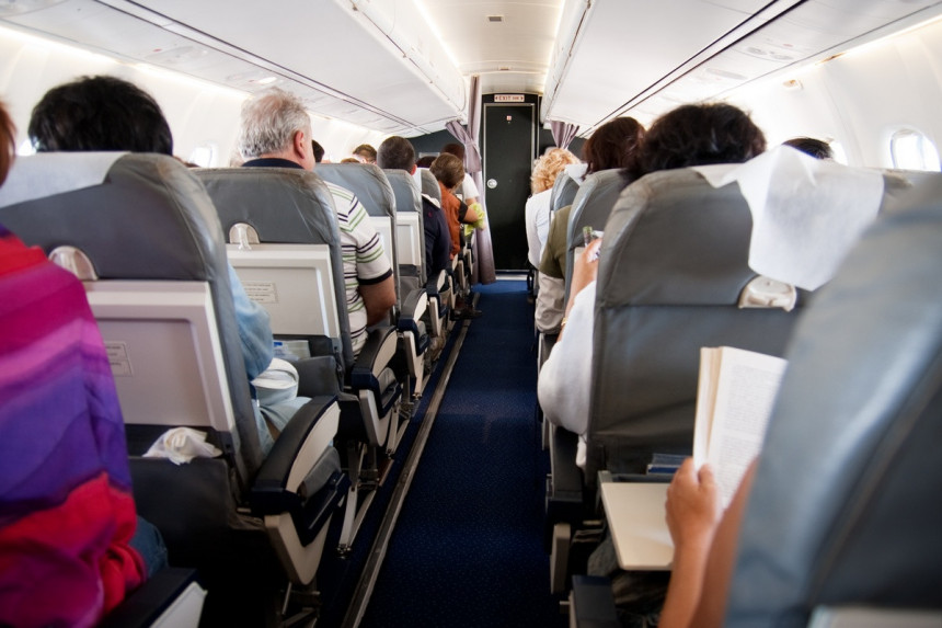 Зашто путници тапшу када слети авион?