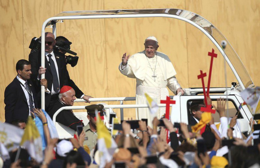 Нападнут: Папа погођен у главу!