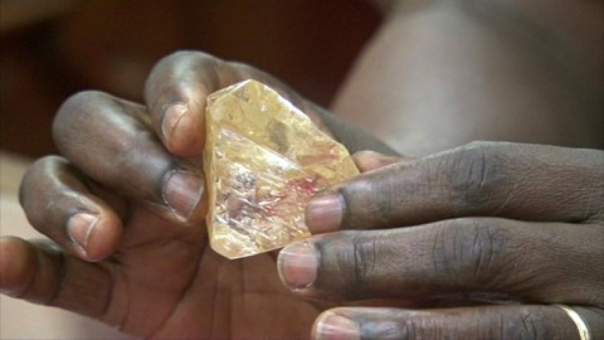 Свештеник пронашао дијамант од 706 карата и предао га властима