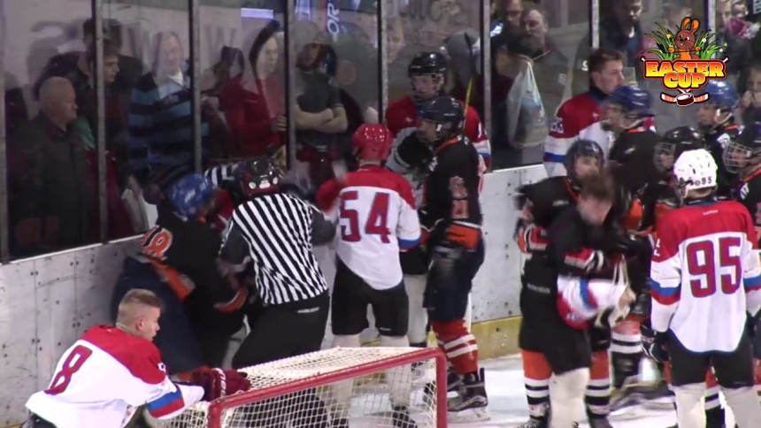 Video: Opšta tuča hokejaša, tukle se i sudije!