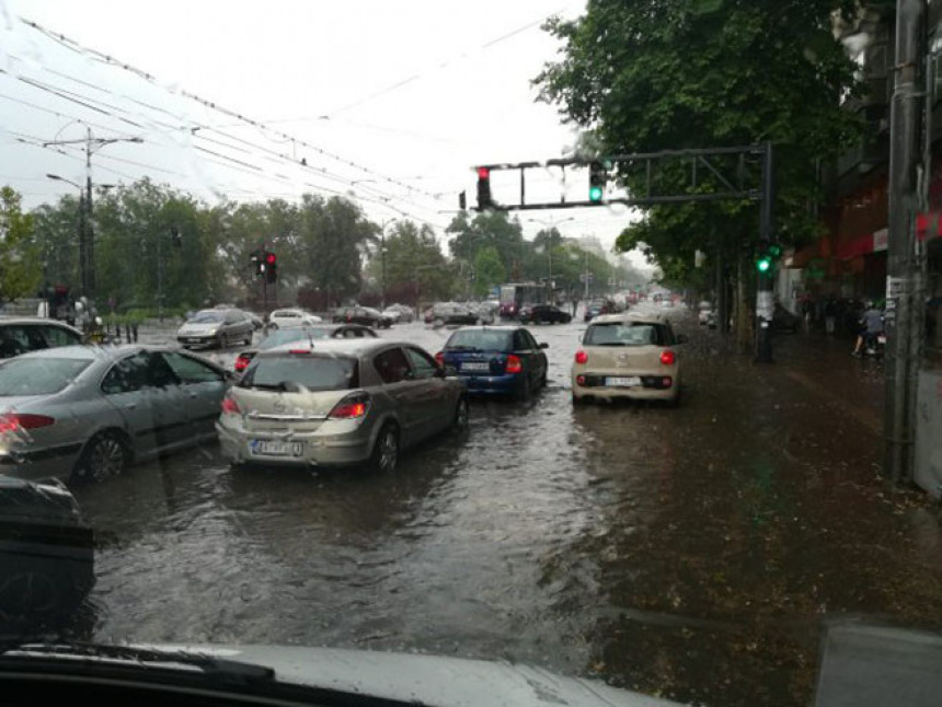 Београд: Колапс због јаке кише