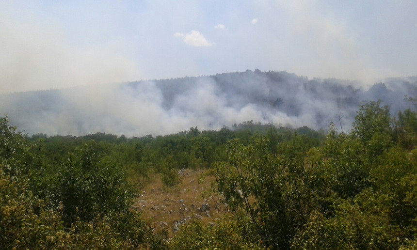 Хеликоптер гаси пожар у Љубињу