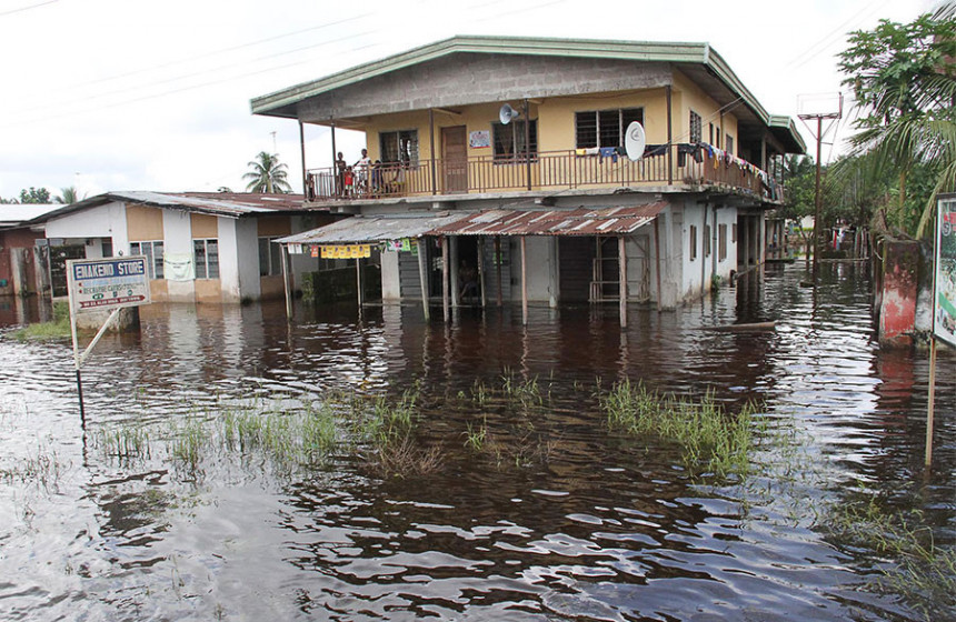 Поплаве: 44 лица изгубила живот