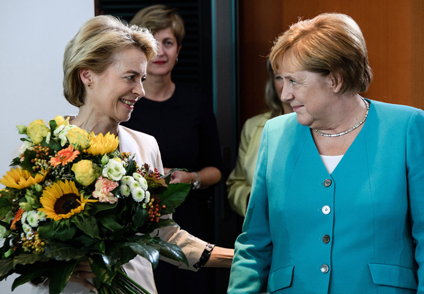Merkel dobila cvijeće na poklon