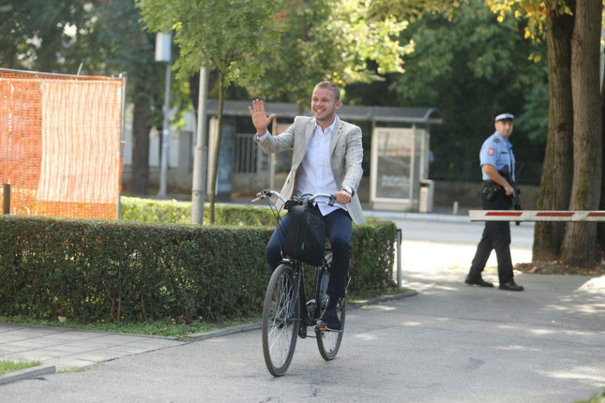 Stanivuković na sjednicu NSRS došao biciklom 