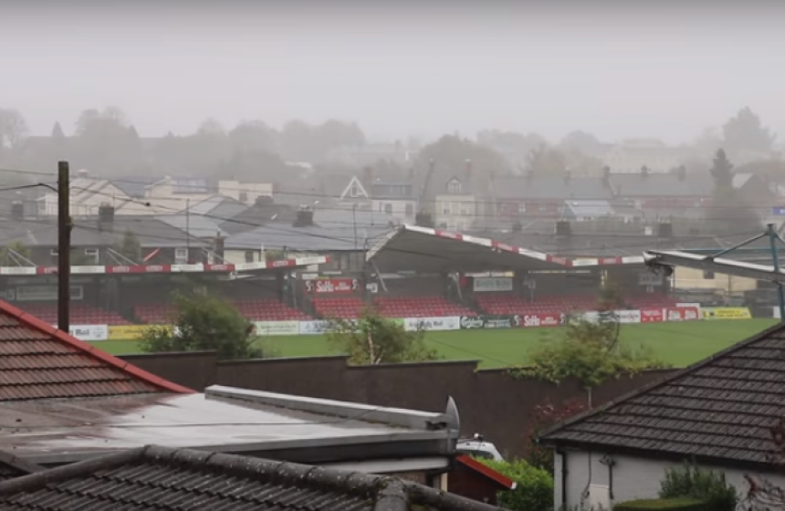 Видео: ''Офелија'' срушила кров на стадиону у Корку!