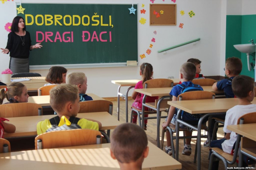 Бошњачка дјеца уче на босанском