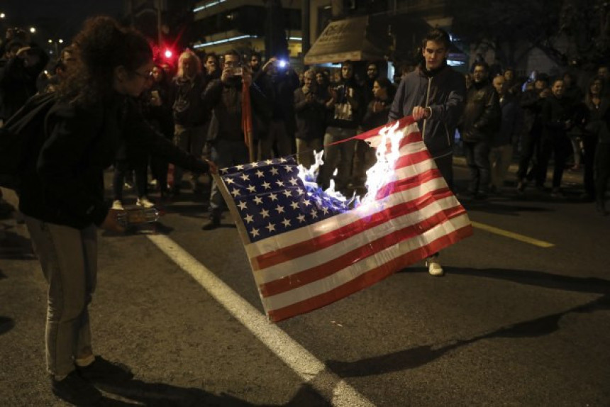 Sukobi u Grčkoj, gori zastava SAD