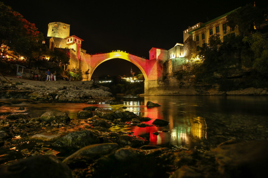 Мостарски мост у бојама Шпаније