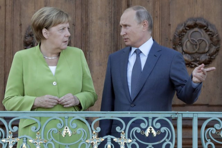 Разговарали Путин и Меркелова