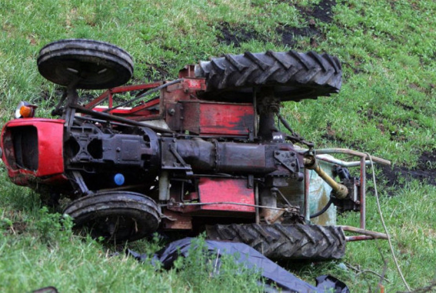 Poginuo vozač traktora 