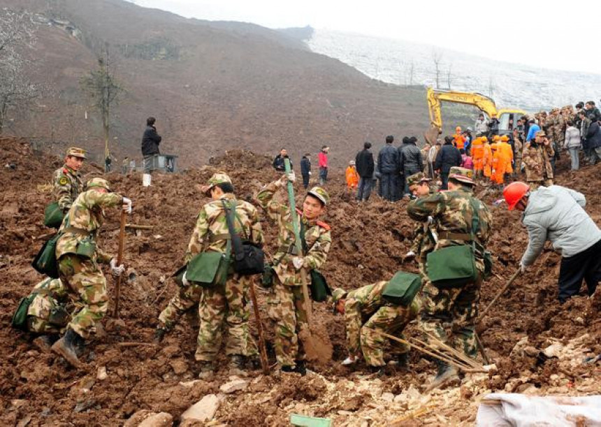 Кина: Седамнаест радника затрпано у одрону камења