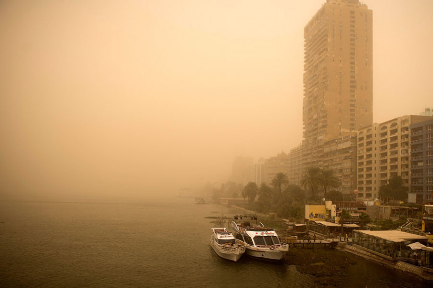 Пјешчана олуја обојила Каиро