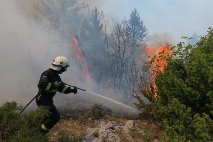 Велики пожар пријети селима у Љубињу