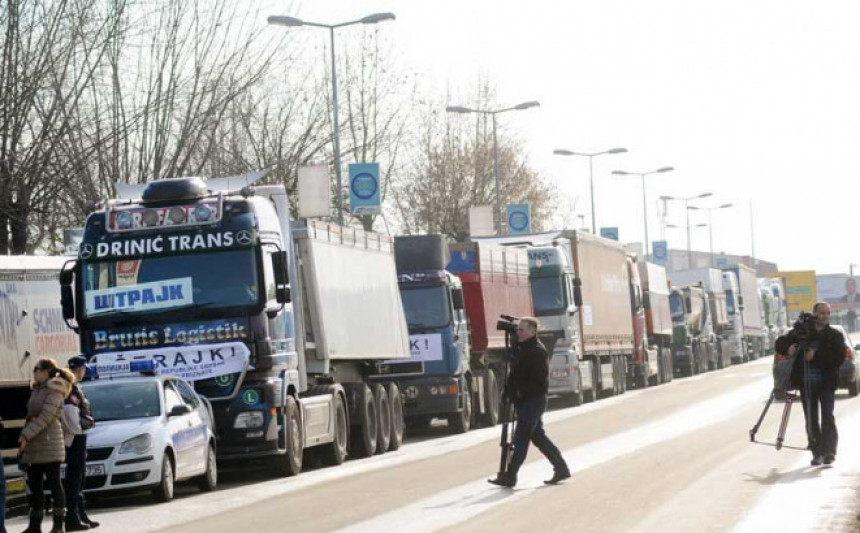 Батровци: Камиони чекају 15 часова