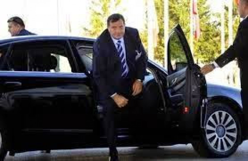 Dodik se vozi u iznajmljenom autu 