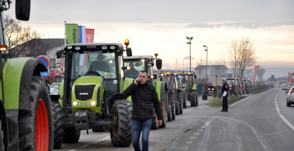 Пољопривредници из Српске и ФБиХ блокирају границе
